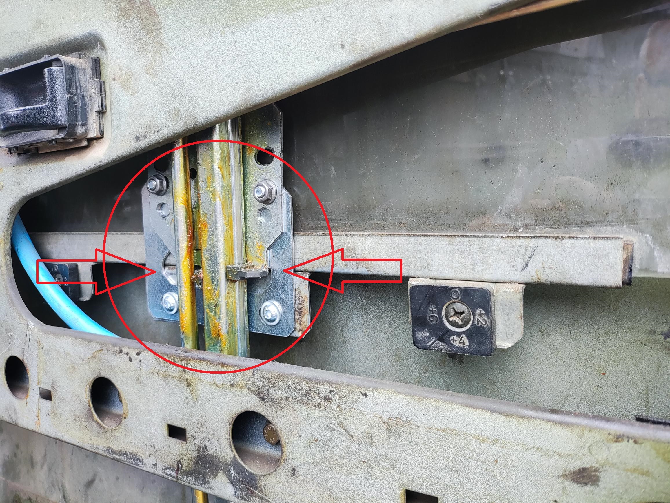 Adapterplatte Fensterheber mit Schraubenset p.f. Mercedes Wolf mit Klappbarer Frontscheibe
