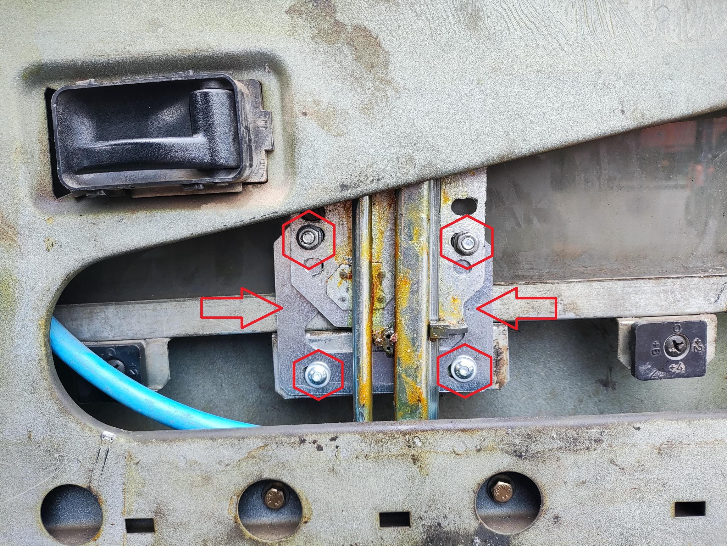 Adapterplatte Fensterheber mit Schraubenset p.f. Mercedes Wolf mit Klappbarer Frontscheibe